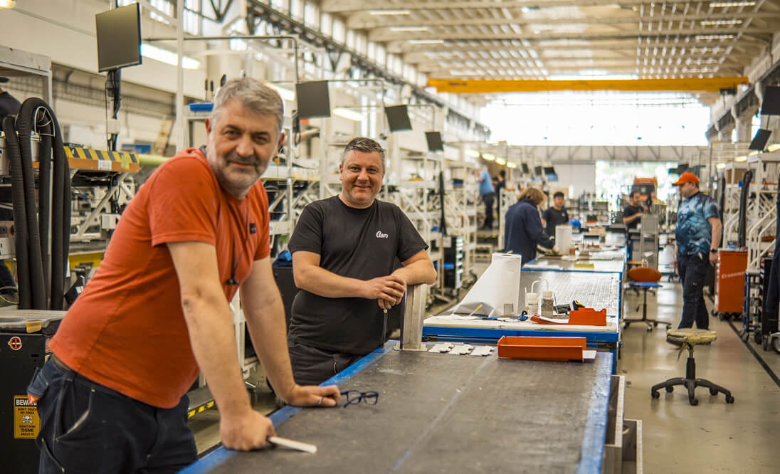 Zaměstnanci Aero v hale