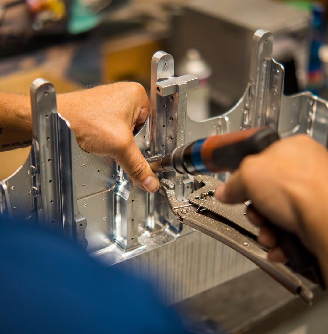 Zaměstnanec Aero při práci