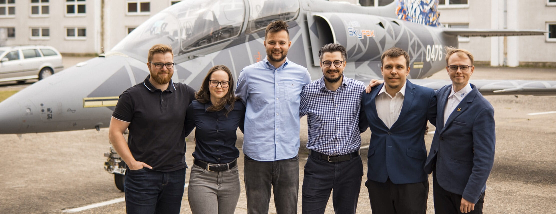 Zaměstnanci Aero při letadle