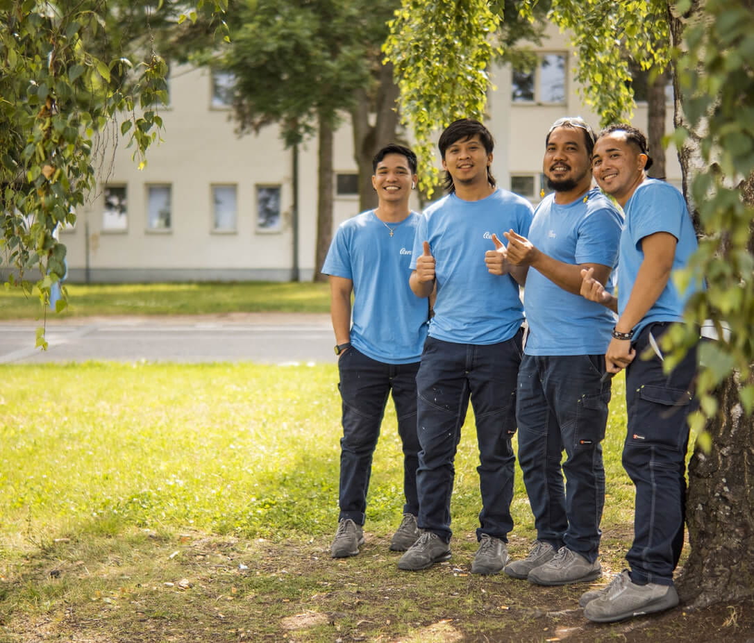 Zaměstnanci Aero před budovou